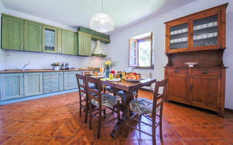 Villa Niccone: Meubilair, Tafel, Cabinetry, Hout, Stoel, Verlichting, Interieur Ontwerp, Countertop, Keuken, Flooring