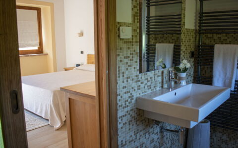 Villa Niccone: Wastafel, Eigendom, Kraan, Loodgieterswerkinrichting, Spiegel, Badkamer, Hout, Interieur Ontwerp, Verdieping