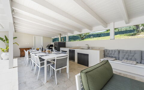 Villa Aso: Meubilair, Tafel, Fabriek, Schaduw, Gebouw, Kamerplant, Flooring, Stoel, Verdieping, Bankstel