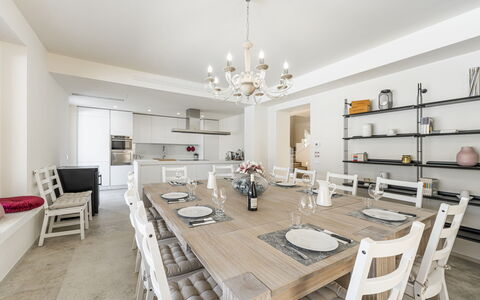 Villa Aso: Tafel, Meubilair, Eigendom, Stoel, Hout, Fotolijst, Verlichting, Keuken, Interieur Ontwerp, Bankstel