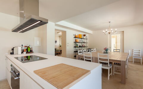 Villa Aso: Meubilair, Interieur Ontwerp, Flooring, Countertop, Keuken, Verdieping, Muur, Hout, Plafond, Keuken En Eettafel