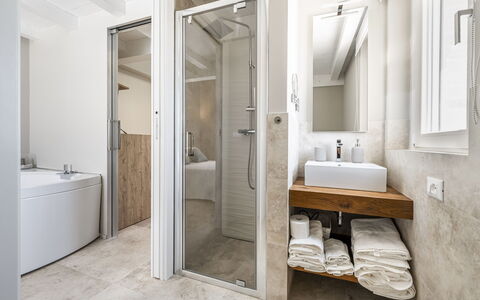 Villa Aso: Loodgieterswerkinrichting, Kraan, Spiegel, Gebouw, Wastafel, Badkamer, Badkamerkast, Deur, Interieur Ontwerp, Comfort