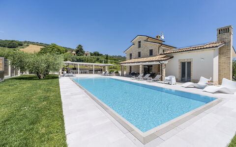 Villa Aso: Water, Lucht, Fabriek, Gebouw, Zwembad, Azure, Rechthoek, Boom, Huis, Gras