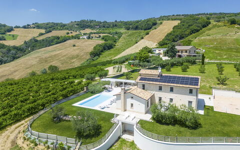 Villa Aso: Fabriek, Lucht, Eigendom, Helling, Land Lot, Gebouw, Boom, Stedelijk Ontwerp, Gras, Landschap