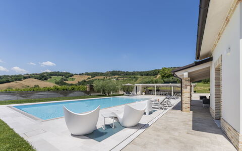 Villa Aso: Lucht, Eigendom, Gebouw, Fabriek, Azure, Water, Stoel, Buitenmeubels, Zwembad, Interieur Ontwerp