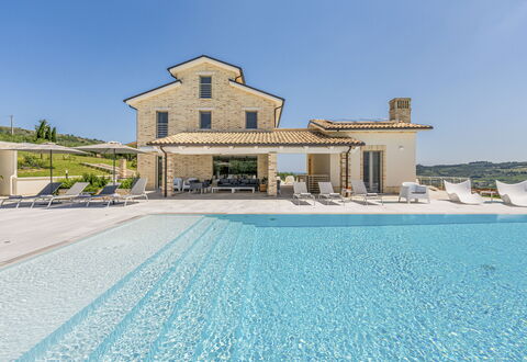 Villa Aso: Lucht, Eigendom, Water, Azure, Architectuur, Vrije Tijd, Boom, Fabriek, Huis, Landschap