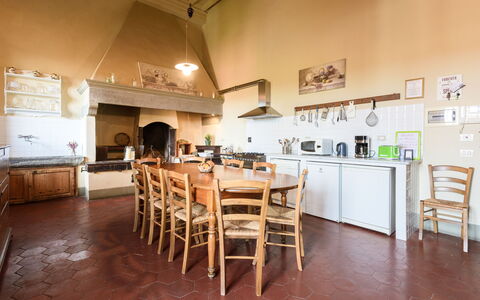 Villa Badiuzza: Meubilair, Tafel, Eigendom, Stoel, Interieur Ontwerp, Hout, Architectuur, Keuken, Flooring, Verdieping