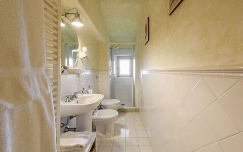 Villa Badiuzza: Spiegel, Loodgieterswerkinrichting, Eigendom, Kraan, Gebouw, Wastafel, Badkamer, Interieur Ontwerp, Wastafel In De Badkamer, Toilet