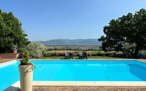 Villa Carsuga: Water, Fabriek, Eigendom, Lucht, Zwembad, Blauw, Azure, Plantkunde, Boom, Bloempot