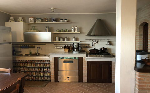 Villa Carsuga: Eigendom, Meubilair, Cabinetry, Toestel Van De Keuken, Keuken, Countertop, Fornuis, Huishoudapparatuur, Hout, Stellingen