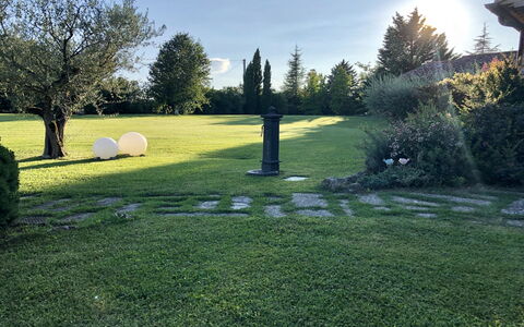 Villa Carsuga: Fabriek, Lucht, Eigendom, Boom, Natuurlijk Landschap, Plantkunde, Land Lot, Gras, Biome, Woody Plant