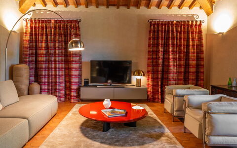 Villa Bartolomeo: Meubilair, Eigendom, Tafel, Gebouw, Bankstel, Comfort, Decoratie, Oranje, Hout, Woonkamer