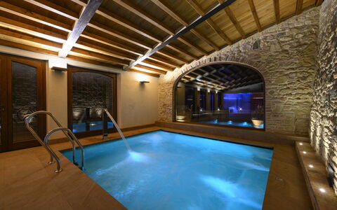 Villa Bartolomeo: Zwembad, Gebouw, Interieur Ontwerp, Verdieping, Flooring, Hout, Vrije Tijd, Onroerend Goed, Plafond, Water