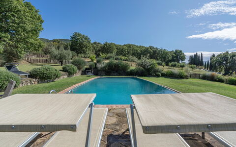 Orcia Panoramic View With Pool: Water, Lucht, Fabriek, Wolk, Zwembad, Boom, Schaduw, Buitenmeubels, Vrije Tijd, Stedelijk Ontwerp