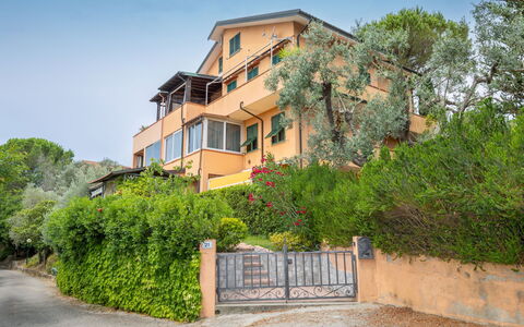 Montescudaio 300: Meubilair, Keuken En Eettafel, Stoel, Verdieping, Zee, Balkon, Oceaan, Toevlucht, Eco Hotel, Eetkamer