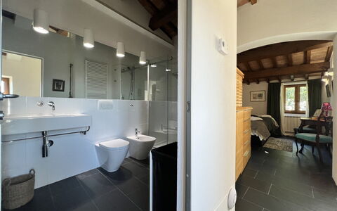 The Architects House: Spiegel, Kraan, Wastafel, Loodgieterswerkinrichting, Wastafel In De Badkamer, Badkamer, Verlichting, Interieur Ontwerp, Flooring, Venster