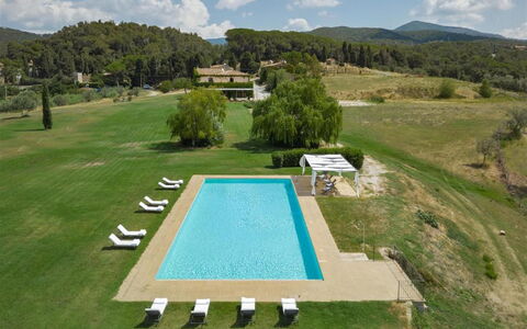 Villa Bagnoli: Wolk, Lucht, Eigendom, Gebouw, Fabriek, Natuur, Zwembad, Boom, Water, Land Lot