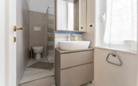 A Due Passi da Camogli 2, Seaview, Wifi: Eigendom, Loodgieterswerkinrichting, Kraan, Wastafel, Badkamerkast, Venster, Badkamer, Interieur Ontwerp, Spiegel