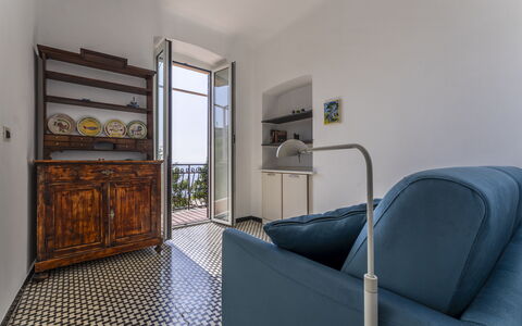A Due Passi da Camogli 2, Seaview, Wifi: Meubilair, Comfort, Fotolijst, Cabinetry, Hout, Woonkamer, Flooring, Verdieping, Huis, Lamp