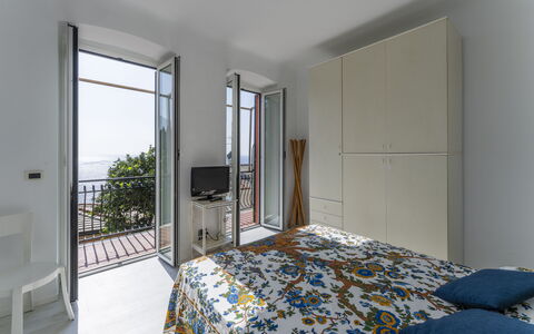 A Due Passi da Camogli 2, Seaview, Wifi: Meubilair, Gebouw, Comfort, Azure, Hout, Schaduw, Bed, Interieur Ontwerp, Verdieping