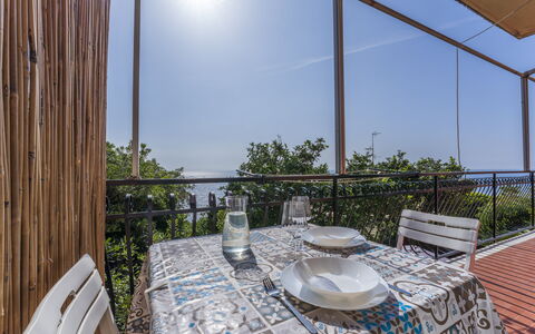 A Due Passi da Camogli 2, Seaview, Wifi: Tafel, Lucht, Meubilair, Eigendom, Fabriek, Tableware, Stoel, Venster, Azure, Gebouw