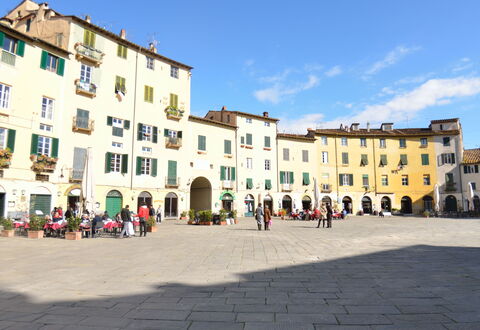 Casa Toto: Stadsplein,  Dorf\, Stad, Openbare Ruimte, Menselijke Nederzetting, Buurt, Gebouw, Plein, Gemengd Gebruik, Stedelijk Ontwerp