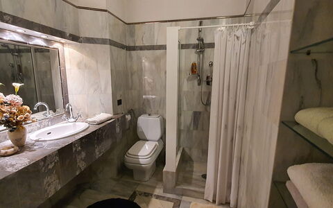 La Colonna: Spiegel, Loodgieterswerkinrichting, Kraan, Wastafel, Gebouw, Badkamer, Shower Rod, Interieur Ontwerp, Douche, Verdieping