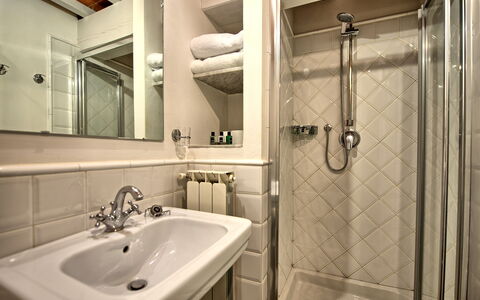 Villa Cona: Bruin, Spiegel, Kraan, Loodgieterswerkinrichting, Wastafel, Wastafel In De Badkamer, Eigendom, Deur Van De Douche, Badkamer, Interieur Ontwerp