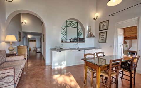Villa Cona: Tafel, Meubilair, Bankstel, Stoel, Hout, Fotolijst, Interieur Ontwerp, Architectuur, Cabinetry, Woonkamer