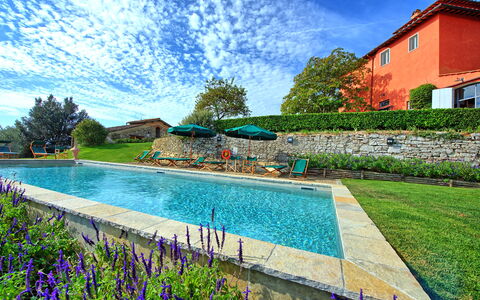 Villa Cona: Water, Wolk, Fabriek, Lucht, Dag, Zwembad, Natuur, Azure, Boom, Natuurlijk Landschap