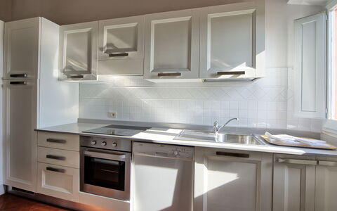 Villa Cona: Cabinetry, Gootsteen, Countertop, Wastafel, Kraan, Gebouw, Fornuis, Keuken, Hout, Interieur Ontwerp