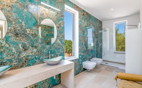 Casa Di Veronica: Spiegel, Loodgieterswerkinrichting, Eigendom, Kraan, Bad, Groen, Azure, Blauw, Badkamer, Purper