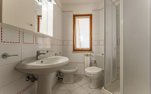 Argentario Giannella Apartment- Orbetello, Toscana: Kraan, Loodgieterswerkinrichting, Wastafel, Wastafel In De Badkamer, Eigendom, Spiegel, Badkamer, Purper, Gebouw