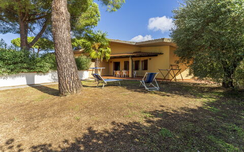 Argentario Giannella Apartment- Orbetello, Toscana: Fabriek, Gebouw, Eigendom, Lucht, Venster, Boom, Schaduw, Land Lot, Huis, Wolk