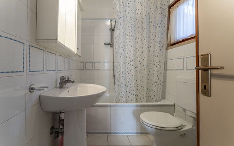 Giannella Apartment - Orbetello, Toscana: Spiegel, Kraan, Wastafel, Loodgieterswerkinrichting, Wastafel In De Badkamer, Eigendom, Badkamer, Zwart, Purper, Interieur Ontwerp