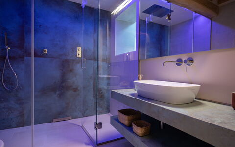 Villa Luana: Spiegel, Kraan, Eigendom, Wastafel, Loodgieterswerkinrichting, Purper, Blauw, Azure, Badkamer, Gebouw