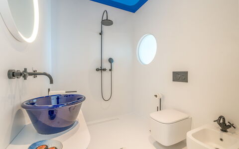 Villa Clementina: Loodgieterswerkinrichting, Eigendom, Kraan, Wit, Badkamer, Wastafel In De Badkamer, Blauw, Purper, Interieur Ontwerp, Gebouw