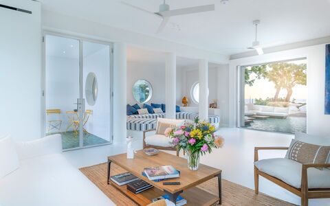 Villa Clementina: Tafel, Meubilair, Bankstel, Plafondventilator, Interieur Ontwerp, Hout, Oranje, Verdieping, Woonkamer, Fabriek
