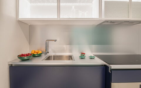 Villa Clementina: Gootsteen, Kraan, Cabinetry, Countertop, Wastafel, Venster, Loodgieterswerkinrichting, Keuken, Interieur Ontwerp, Lijn