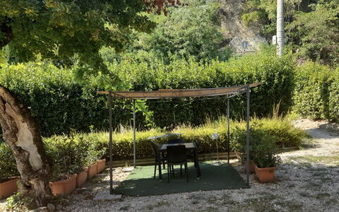 Villa Le Ripe Apartments - Gambassi Terme, Toscana: Fabriek, Plantengemeenschap, Natuurlijk Landschap, Boom, Schaduw, Land Lot, Gras, Buitenmeubels, Struik, Groundcover