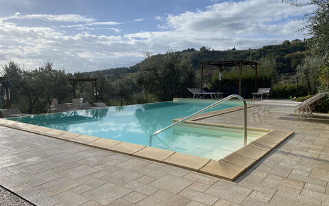 Villa Le Ripe Apartments - Gambassi Terme, Toscana: Water, Wolk, Lucht, Watervoorraden, Zwembad, Rechthoek, Buitenmeubels, Boom, Schaduw, Fabriek