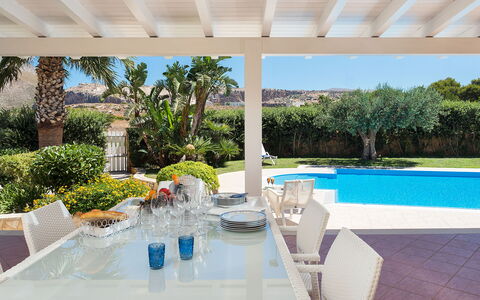 Villa Cornino - Custonaci, Sicilia: Fabriek, Eigendom, Water, Azure, Stoel, Zwembad, Tafel, Buitenmeubels, Boom, Schaduw