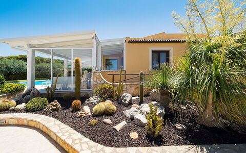 Villa Cornino - Custonaci, Sicilia: Fabriek, Lucht, Gebouw, Plantengemeenschap, Venster, Huis, Land Lot, Verblijf, Boom, Gras