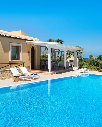 Villa Cornino - Custonaci, Sicilia: Water, Lucht, Eigendom, Fabriek, Zwembad, Azure, Gebouw, Boom, Schaduw, Vrije Tijd
