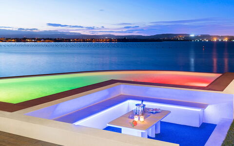 Villa Maddalena - Siracusa, Sicilia: Water, Lucht, Wolk, Blauw, Licht, Azure, Buitenmeubels, Zwemwater, Interieur Ontwerp, Zwembad