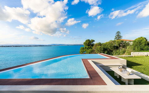 Villa Maddalena - Siracusa, Sicilia: Wolk, Water, Lucht, Watervoorraden, Gebouw, Fabriek, Zwembad, Buitenmeubels, Natuurlijk Landschap, Rechthoek