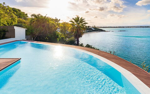 Villa Maddalena - Siracusa, Sicilia: Water, Wolk, Lucht, Dag, Eigendom, Fabriek, Blauw, Zwembad, Azure, Boom