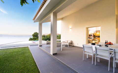 Villa Maddalena - Siracusa, Sicilia: Eigendom, Gebouw, Fabriek, Interieur Ontwerp, Lucht, Schaduw, Verlichting, Architectuur, Hout, Tafel