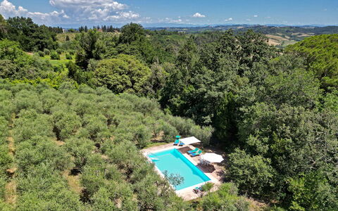 Torre Di Montelopio: Lucht, Plantengemeenschap, Water, Wolk, Natuurlijk Landschap, Boom, Land Lot, Fabriek, Zwembad, Struik