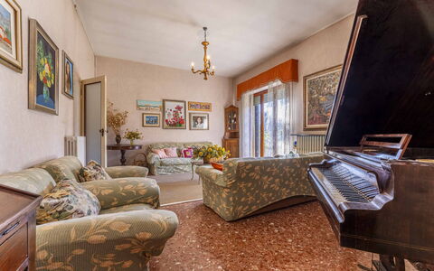 Casa Vacanza Mais - Camaiore, Toscana: Fotolijst, Bankstel, Meubilair, Fabriek, Interieur Ontwerp, Hout, Verdieping, Woonkamer, Flooring, Kamerplant
